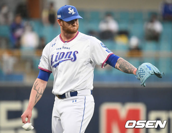 28일 오후 대구삼성라이온즈파크에서 ‘2021 신한은행 SOL KBO리그’ 삼성 라이온즈와 NC 다이노스의 경기가 열렸다. 1회초 종료 후 라이블리가 더그아웃으로 이동하고 있다./ksl0919@osen.co.kr