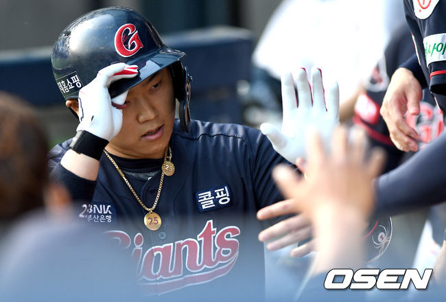 2회초 2사 1루 상황 롯데 한동희가 선제 중월 투런포를 날리고 더그아웃 동료들과 인사를 나누고 있다. / dreamer@osen.co.kr