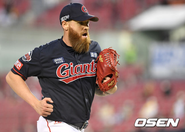 28일 오후 서울 잠실야구장에서 ‘2021 신한은행 SOL KBO리그’ LG 트윈스와 롯데 자이언츠의 경기가 열렸다. 3회말 LG 공격을 무실점으로 막아낸 롯데 선발 스트레일리가 더그아웃으로 향하고 있다. / dreamer@osen.co.kr