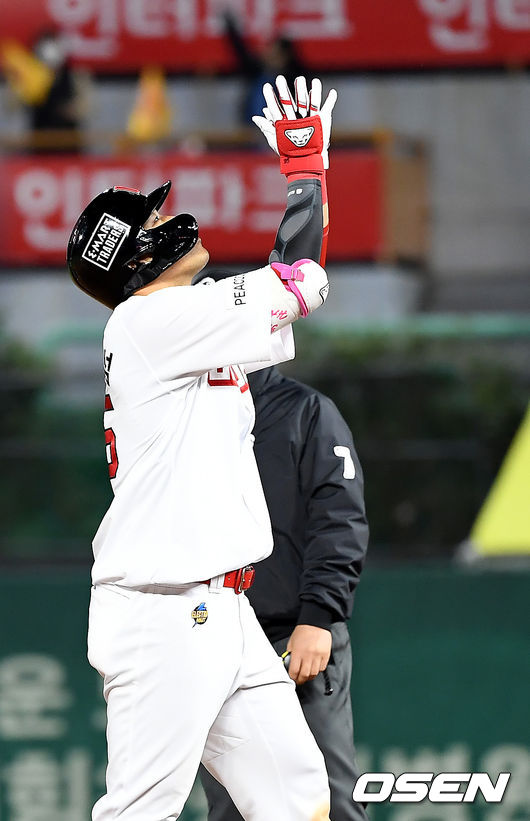 28일 오후 인천SSG 랜더스필드에서 ‘2021 신한은행 SOL KBO리그’ SSG 랜더스와 KT 위즈의 경기가 열렸다.7회말 1사 2,3루 SSG 한유섬이 2타점 적시 2루타를 때린 뒤 세레머니를 하고 있다./youngrae@osen.co.kr