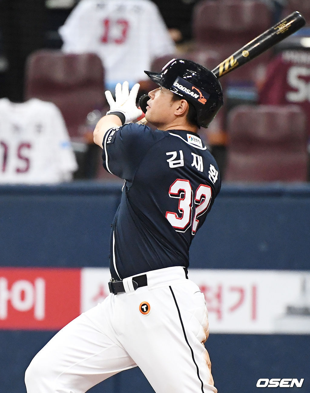 5회초 2사 주자 1루 두산 김재환이 우월 투런 홈런을 날리고 있다. /rumi@osen.co.kr