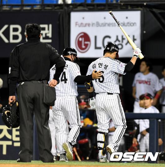 28일 오후 서울 잠실야구장에서 ‘2021 신한은행 SOL KBO리그’ LG 트윈스와 롯데 자이언츠의 경기가 열렸다. 7회말 2사 주자없는 상황 LG 김민성이 헛스윙 삼진으로 물러나며 아쉬워하고 있다. / dreamer@osen.co.kr