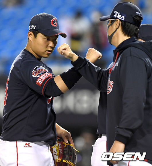 승리한 롯데 허문회 감독과 한동희가 인사를 나누고 있다./ dreamer@osen.co.kr