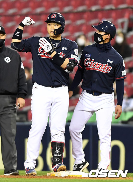 28일 오후 서울 잠실야구장에서 ‘2021 신한은행 SOL KBO리그’ LG 트윈스와 롯데 자이언츠의 경기가 열렸다. 5회초 무사 선두타자로 나선 롯데 한동희가 안타를 날리고 1루에 안착해 세리머니를 하고 있다. / dreamer@osen.co.kr