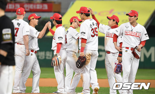 승리를 거둔 SSG 선수들이 기뻐하고 있다./youngrae@osen.co.kr