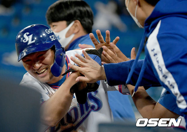 28일 오후 대구삼성라이온즈파크에서 ‘2021 신한은행 SOL KBO리그’ 삼성 라이온즈와 NC 다이노스의 경기가 열렸다. 8회말 2사 1, 2루 삼성 구자욱의 2타점 적시 2루타 때 1루 주자 김상수가 홈을 밟은 뒤 더그아웃에서 동료들과 기쁨을 나누고 있다./ksl0919@osen.co.kr