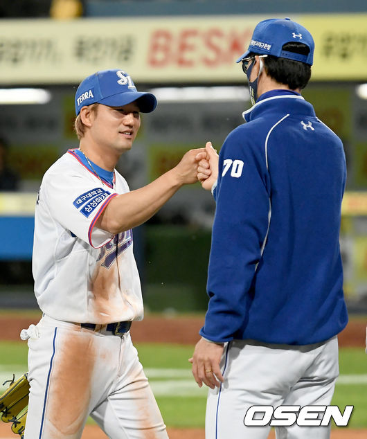 삼성이 짜릿한 역전 드라마를 연출하며 단독 선두로 올라섰다.삼성은 28일 대구삼성라이온즈파크에서 열린 NC와의 홈경기에서 4-3 역전승을 장식했다. 24일 광주 KIA전 이후 4연승. 1위 LG가 롯데에 0-3으로 패하며 삼성이 단독 선두로 올라섰다. 경기 종료 후 삼성 허삼영 감독과 김상수가 하이파이브를 하고 있다./ksl0919@osen.co.kr