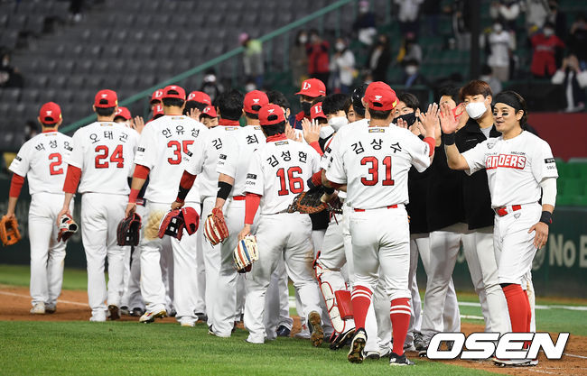 승리를 거둔 SSG 선수들이 기뻐하고 있다./youngrae@osen.co.kr