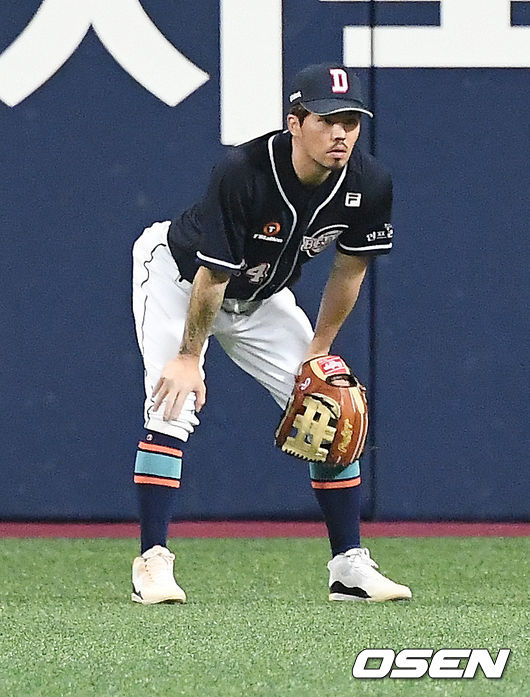 연장 10회말 두산 오재원이 우익수로 자리를 옮겨 수비를 하고 있다. /rumi@osen.co.kr