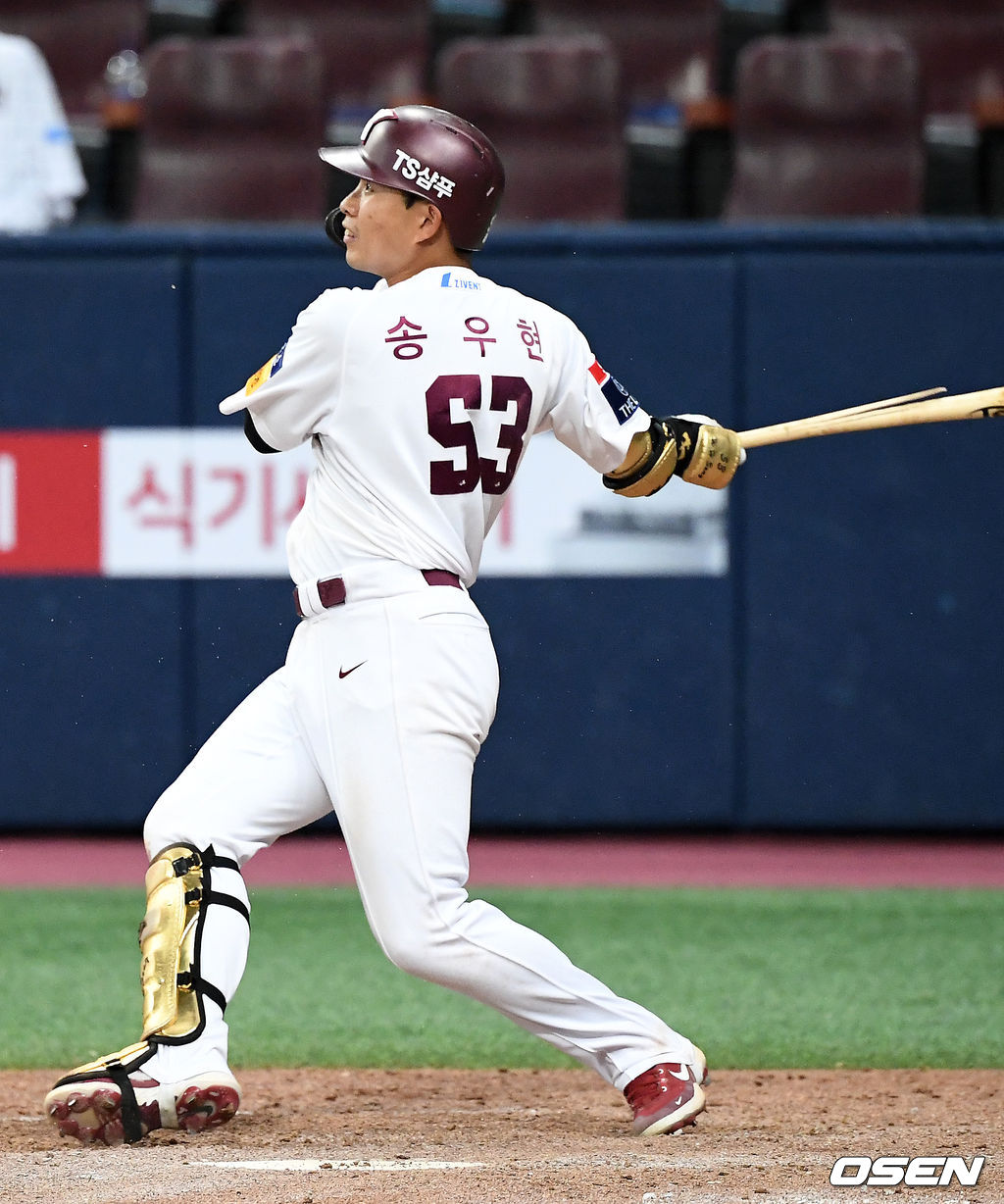 키움 히어로즈가 극적인 끝내기 승리를 거두고 시즌 첫 3연승을 질주했다. 키움은 28일 서울 고척스카이돔에서 열린 ‘2021 신한은행 SOL KBO리그’ 두산 베어스와의 홈경기에서 5-4로 승리했다. 이날 승리로 키움은 시즌 첫 3연승을 달렸고 두산은 3연패 부진에 빠졌다. 송우현은 연장 11회말 1사 주자 만루에 끝내기 안타의 주인공이 됐다.연장 11회말 1사 주자 만루 키움 송우현이 끝내기 안타를 날리고 있다. /rumi@osen.co.kr