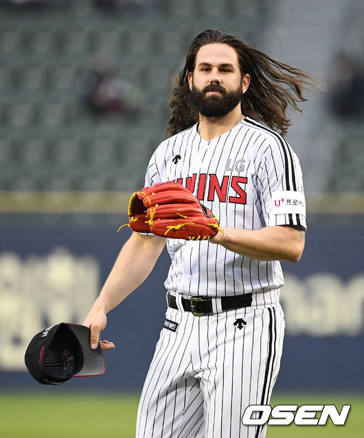 LG 켈리가 마운드에 오르고 있다. /jpnews@osen.co.kr