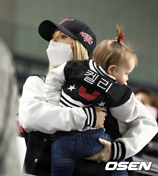 LG 켈리의 아내가 딸과 함께 경기를 관전하고 있다. /jpnews@osen.co.kr