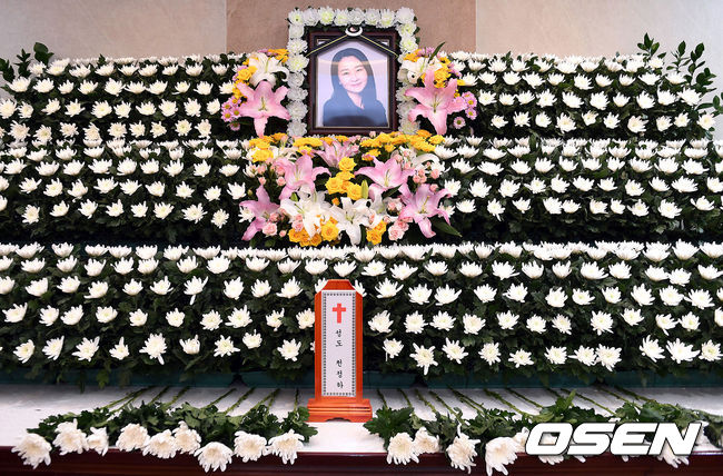 [OSEN=사진팀] 배우 천정하가 27일 향년 52세로 세상을 떠났다.28일 서울대병원 장례식장에 빈소가 차려졌다. 유족으로는 남편과 딸이 있다. 발인은 오는 30일 오전 7시며 장지는 벽제장-일산푸른솔이다. /photo@osen.co.kr[사진] 사진공동취재단