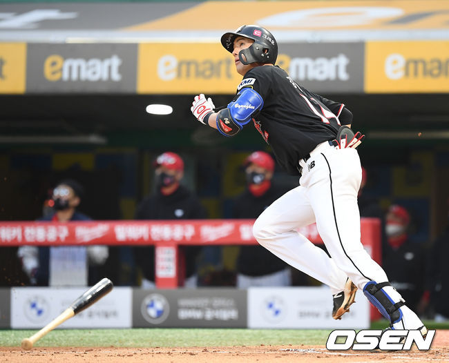 28일 오후 인천SSG 랜더스필드에서 ‘2021 신한은행 SOL KBO리그’ SSG 랜더스와 KT 위즈의 경기가 열렸다.2회초 2사 1루 KT 김병희가 투런 홈런을 때려내고 있다./youngrae@osen.co.kr