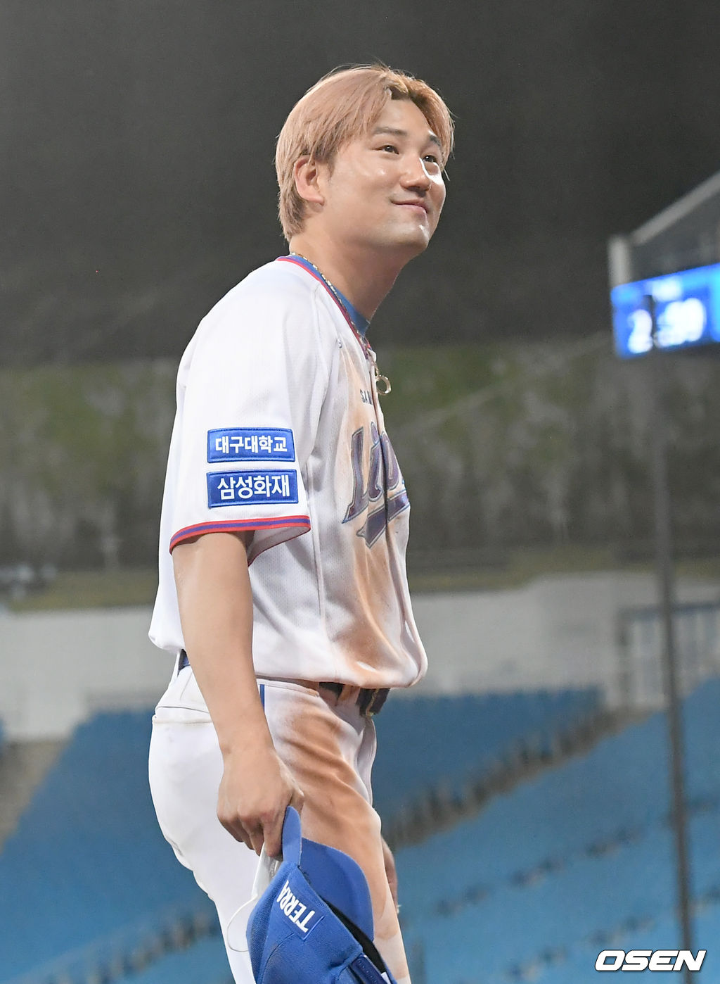 경기 종료 후 삼성 김상수가 관중을 향해 미소 짓고 있다. /ksl0919@osen.co.kr