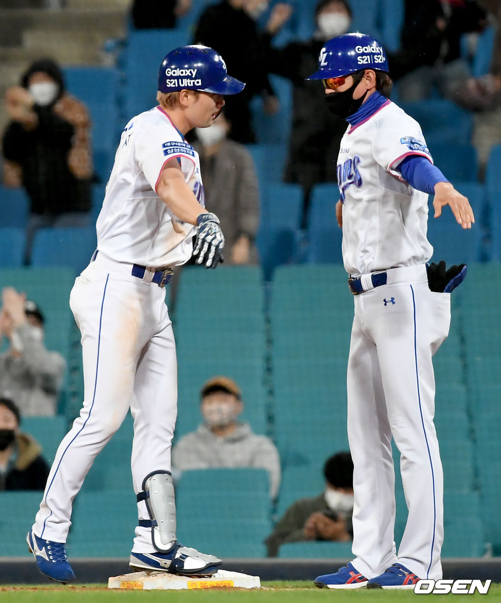 8회말 2사 만루 삼성 김상수가 역전 2타점 적시 2루타를 날린 뒤 강명구 코치와 기쁨을 나누고 있다./ksl0919@osen.co.kr