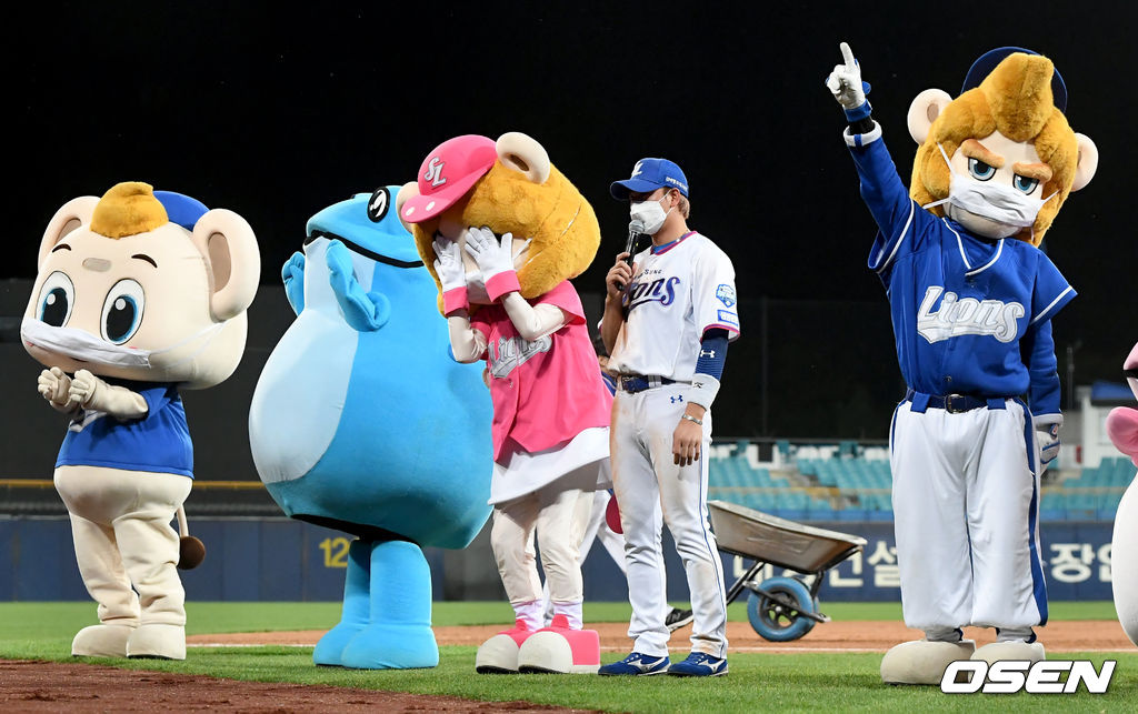 경기 종료 후 삼성 김상수가 관중의 질문에 대답하고 있다. /ksl0919@osen.co.kr