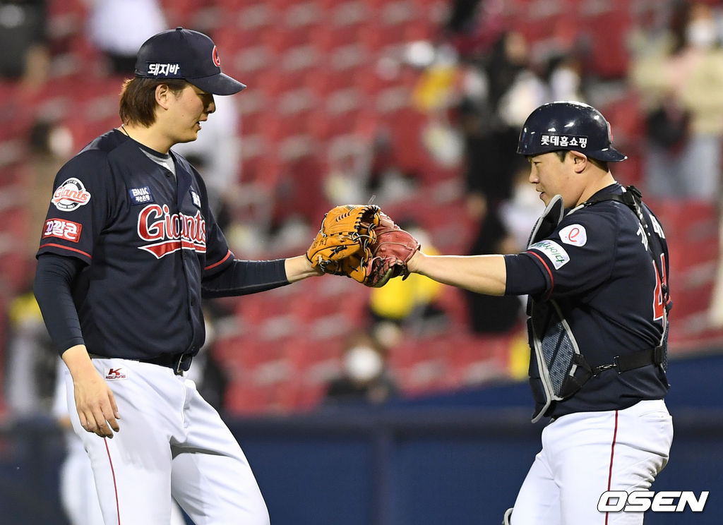 9회말 마운드에 올라 경기를 마무리지은 롯데 투수 김원중과 포수 김준태가 인사를 나누고 있다./ dreamer@osen.co.kr
