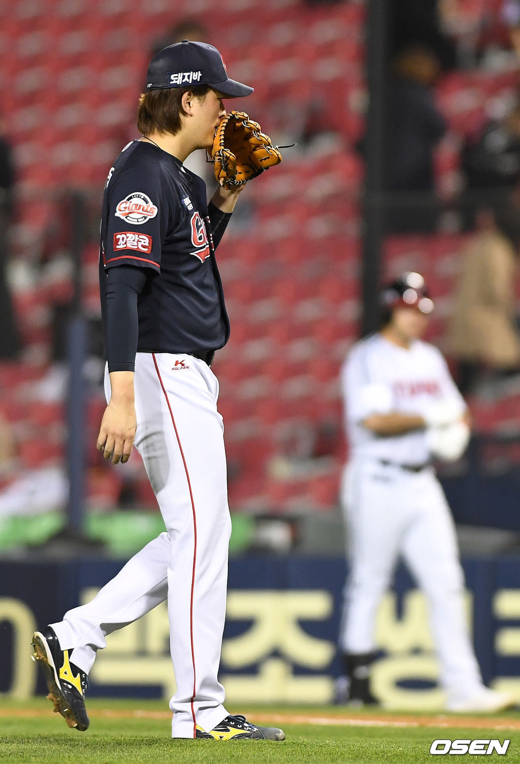 롯데가 LG를 꺾고 2연패에서 벗어났다.  롯데는 28일 서울 잠실구장에서 열린 2021시즌 KBO리그 LG와의 경기에서 3-0으로 승리했다. 선발 스트레일리가 6이닝 동안 2피안타 2볼넷 8탈삼진 위력투로 무실점, 시즌 2승째를 거뒀다. 한동희가 투런 홈런을 포함해 3타점을 홀로 책임지며 해결사가 됐다. 9회말 2사 주자없는 상황 LG 라모스를 내야 땅볼로 이끌며 경기를 마무지은 롯데 투수 김원중이 글러브에 입을 맞추고 있다./ dreamer@osen.co.kr