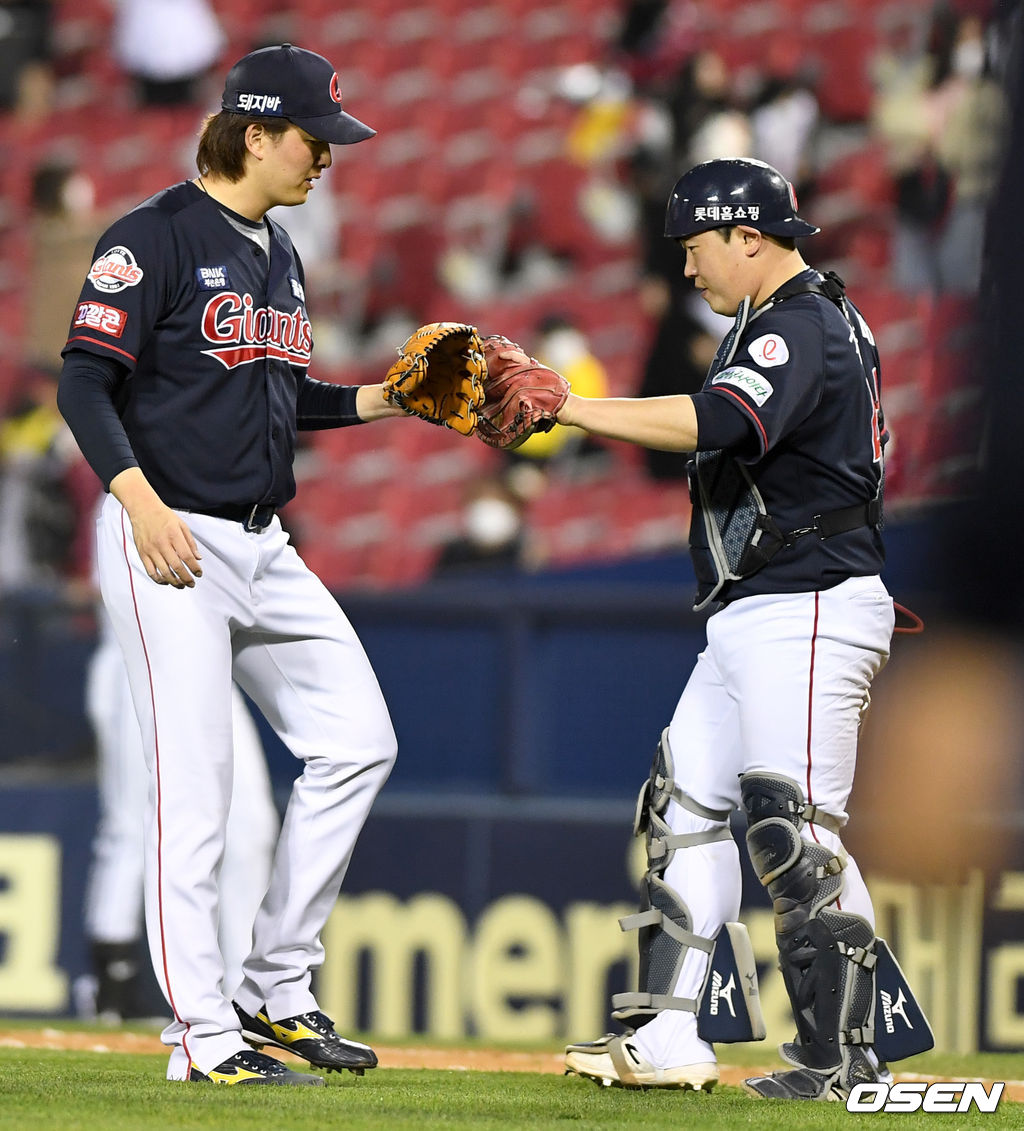 9회말 마운드에 올라 경기를 마무리지은 롯데 투수 김원중과 포수 김준태가 인사를 나누고 있다./ dreamer@osen.co.kr