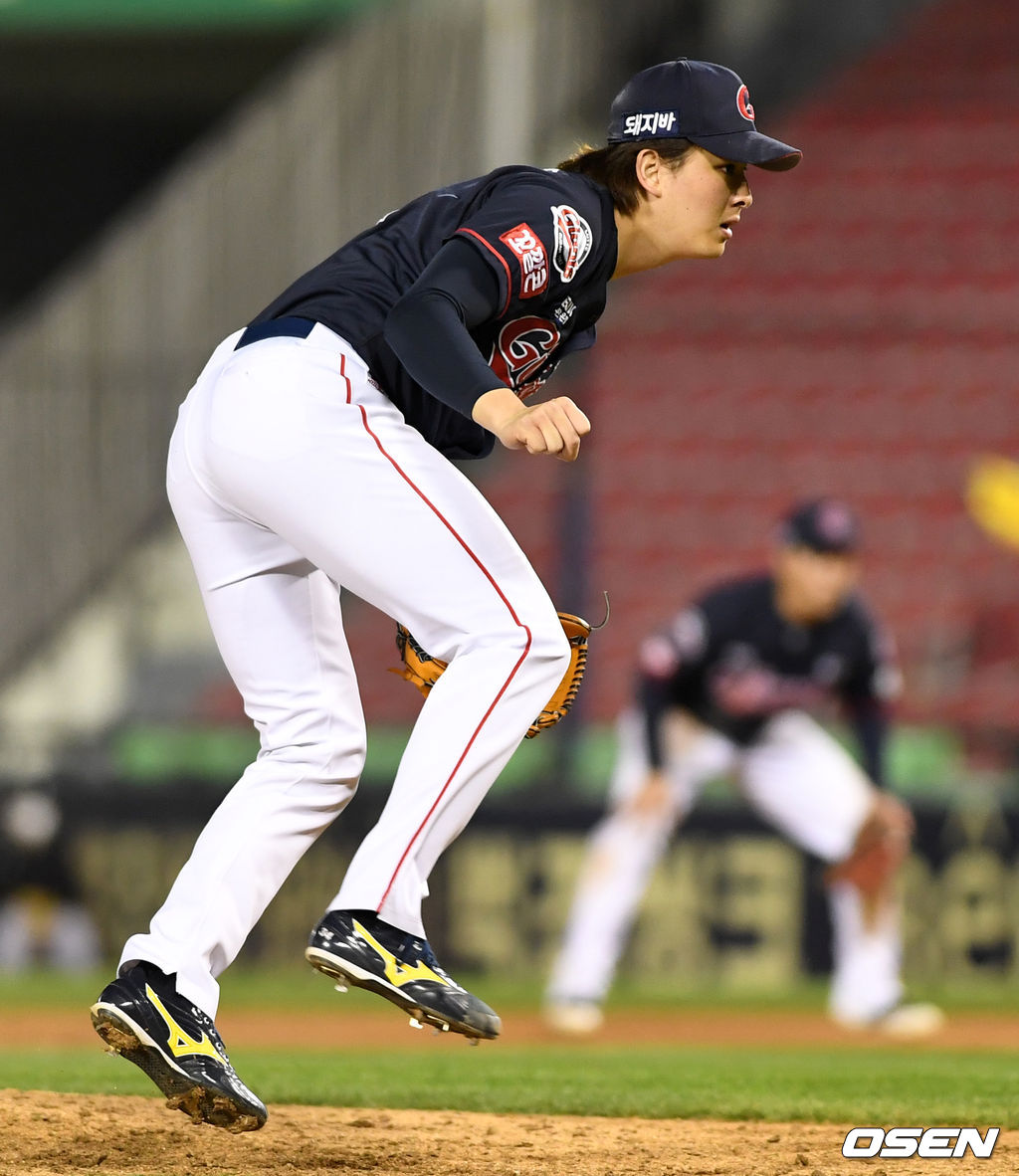 롯데가 LG를 꺾고 2연패에서 벗어났다.  롯데는 28일 서울 잠실구장에서 열린 2021시즌 KBO리그 LG와의 경기에서 3-0으로 승리했다. 선발 스트레일리가 6이닝 동안 2피안타 2볼넷 8탈삼진 위력투로 무실점, 시즌 2승째를 거뒀다. 한동희가 투런 홈런을 포함해 3타점을 홀로 책임지며 해결사가 됐다. 9회말 마운드에 오른 롯데 투수 김원중이 힘차게 공을 뿌리고 있다./ dreamer@osen.co.kr