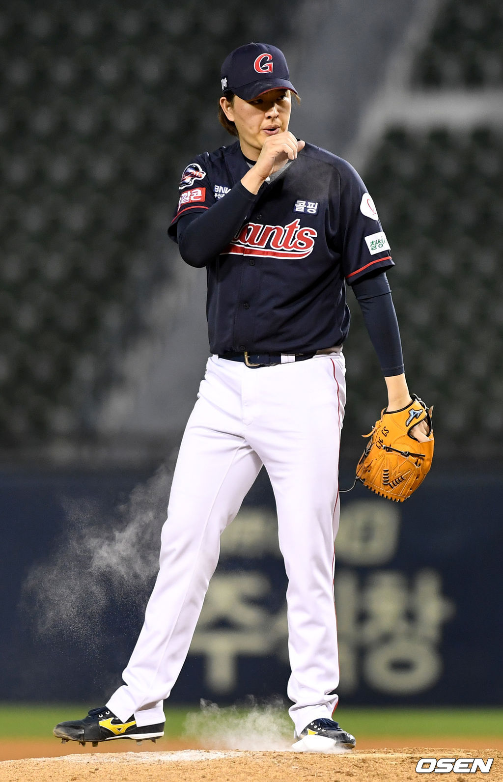 롯데가 LG를 꺾고 2연패에서 벗어났다.  롯데는 28일 서울 잠실구장에서 열린 2021시즌 KBO리그 LG와의 경기에서 3-0으로 승리했다. 선발 스트레일리가 6이닝 동안 2피안타 2볼넷 8탈삼진 위력투로 무실점, 시즌 2승째를 거뒀다. 한동희가 투런 홈런을 포함해 3타점을 홀로 책임지며 해결사가 됐다. 9회말 마운드에 오른 롯데 투수 김원중이 로진을 불고 있다./ dreamer@osen.co.kr