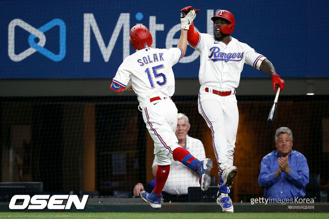 [사진]지난 28일(한국시간) 열렸던 LA 에인절스와의 경기에서 홈런을 치고 들어오는 닉 솔락와 하이파이브를 하는 아돌리스 가르시아(오른쪽). ⓒGettyimages(무단전재 및 재배포 금지)