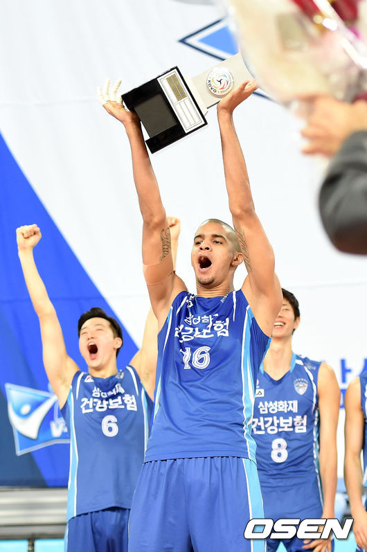 삼성화재 레오가 우승 트로피를 들고 환호하고 있다. /sunday@osen.co.kr