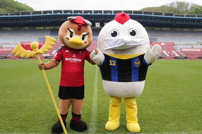 부천FC1995 마스코트 헤르(좌)와 인천 유나이티드 마스코트 '유티'. [사진] 부천FC 1995 제공