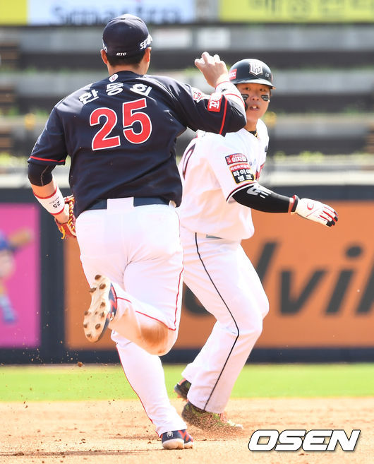 1회말 1사 2루 상황 KT 알몬테의 내야 땅볼 때 타구를 잡은 롯데 3루수 한동희가 주자 강백호를 향해 런다운 플레이를 펼치고 있다. /dreamer@osen.co.kr