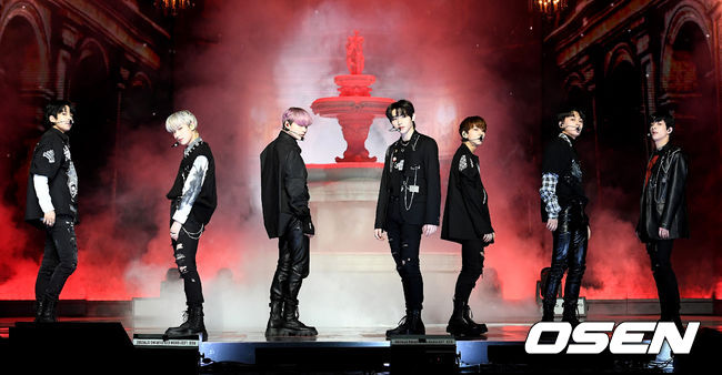 엔하이픈이 타이틀곡 ‘드렁크-데이즈드’ 무대를 선보이고 있다. /jpnews@osen.co.kr