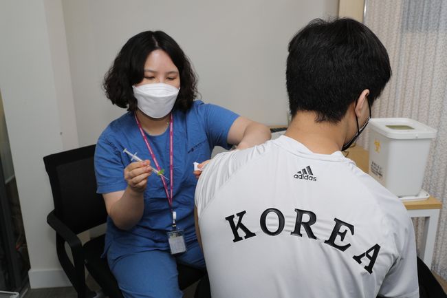 2020도쿄올림픽에 출전하는 국가대표 선수들이 29일 오후 서울 중구 국립중앙의료원에 마련된 예방접종센터에서 화이자 코로나19 백신을 접종을 받았다. 도쿄올림픽과 관련해 화이자 백신 접종자 수는 선수, 지도자, 30세 이하 지원 인력, 취재진을 포함해 총 598명이다. [사진] 사진공동취재단
