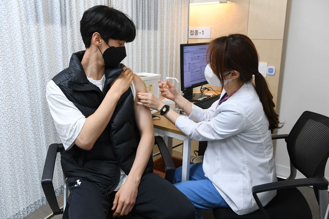 2020도쿄올림픽에 출전하는 태권도 이대훈 선수가 29일 서울 중구 국립중앙의료원에 마련된 예방접종센터에서 화이자 코로나19 백신을 접종하고 있다. 도쿄올림픽과 관련해 화이자 백신 접종자 수는 선수, 지도자, 30세 이하 지원 인력, 취재진을 포함해 총 598명이다. [사진] 사진공동취재단