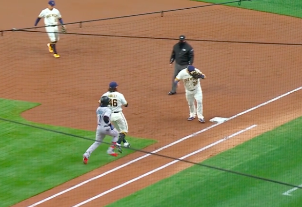 [사진] 투수 고들리가 1루로 송구를 마쳤지만 타자 주자 디아즈와 동선이 살짝 겹치면서 주루 방해가 선언됐다. /MLB TV 중계화면