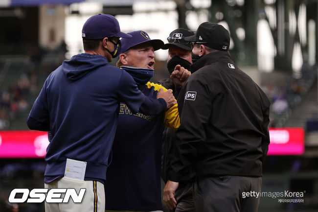[사진] 카운셀 밀워키 감독(왼쪽)이 심판에게 어필하는 머피 수석코치를 말리고 있다. ⓒGettyimages(무단전재 및 재배포 금지)