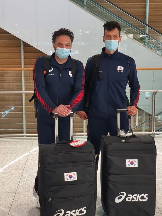 [사진] 스테파노 라바리니 감독(좌)과 마시모 메라시 체력트레이너 / 대한민국배구협회 제공