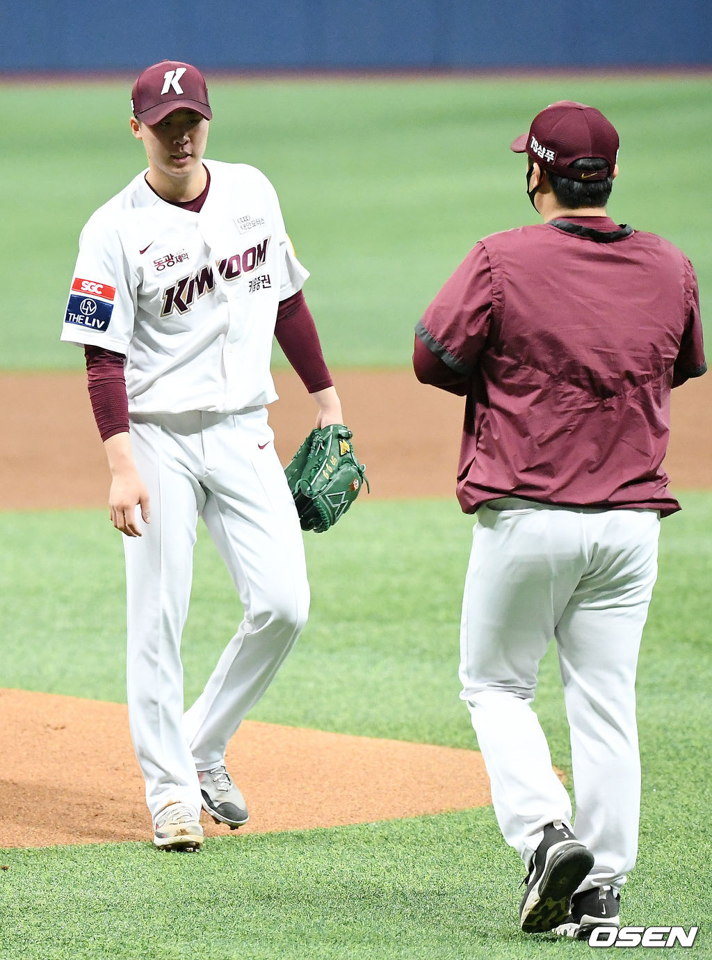 1회초 선두타자 허경민을 스트레이트 볼넷으로 내보낸 장재영은 페르난데스를 좌익수 뜬공으로 잡았지만 박건우와 김재환에게 연속 볼넷을 허용하며 만루 위기를 자초했다. 결국 양석환과 김인태를 연달아 밀어내기 볼넷으로 내보내면서 2실점을 허용했다. 박계범에게도 초구 볼을 던진 장재영은 결국 1사 만루에서 박주성과 교체됐다. /rumi@osen.co.kr