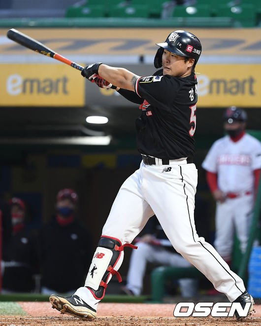 28일 오후 인천SSG 랜더스필드에서 ‘2021 신한은행 SOL KBO리그’ SSG 랜더스와 KT 위즈의 경기가 열렸다.3회초 2사 1루 KT 강백호가 안타를 때려내고 있다./youngrae@osen.co.kr