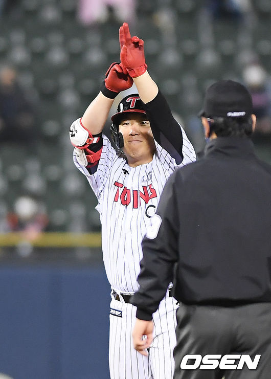 8회말 2사 1,2루 LG 김현수가 역전 2타점 적시 2루타를 날린뒤 세리머니를 하고 있다./ soul1014@osen.co.kr