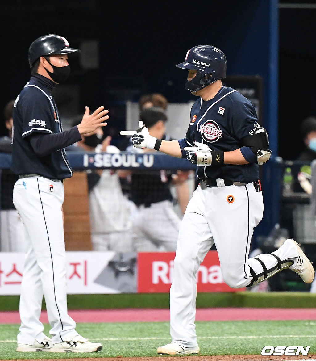 3회초 1사 주자 1,2루 두산 양석환이 좌월 스리런 홈런을 날린 후 그라운드를 돌고 있다./rumi@osen.co.kr