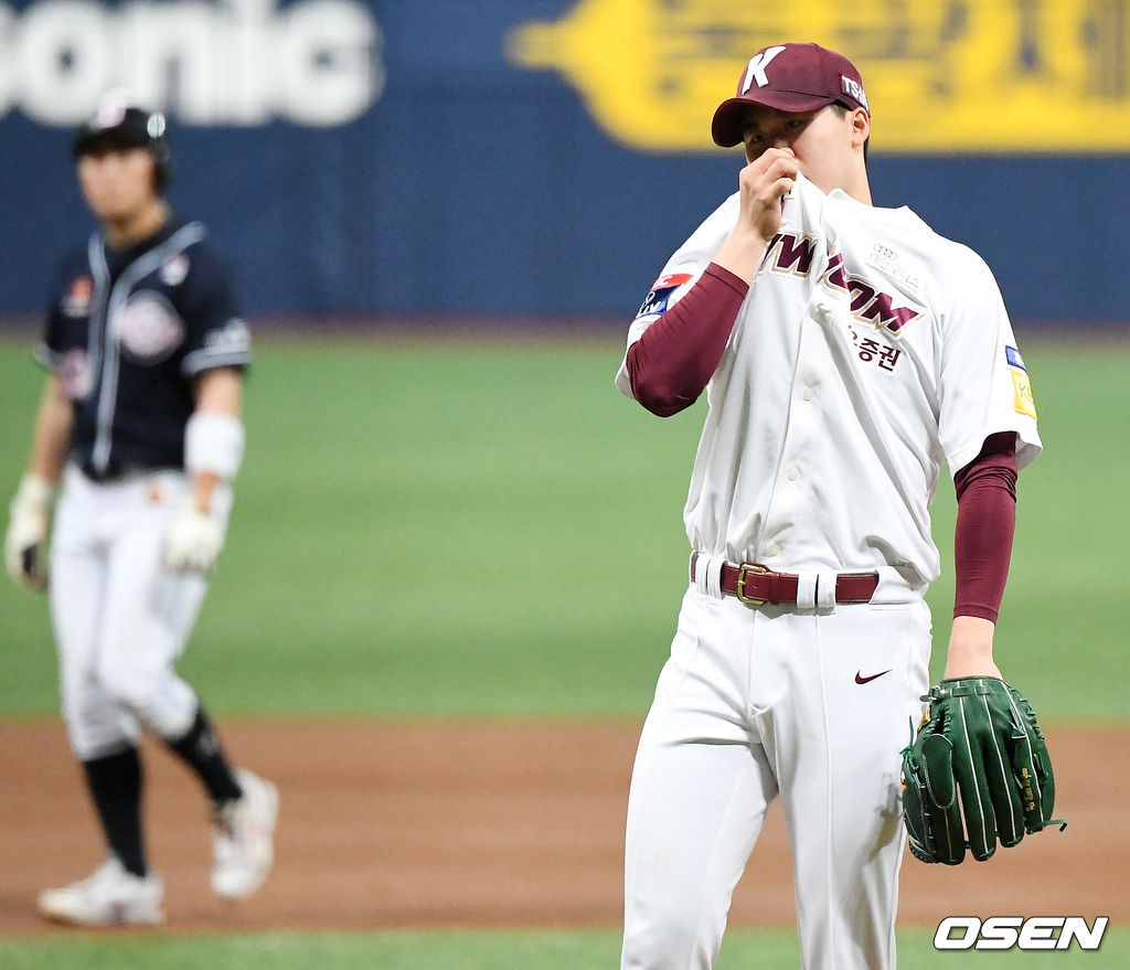 1회초 선두타자 허경민을 스트레이트 볼넷으로 내보낸 장재영은 페르난데스를 좌익수 뜬공으로 잡았지만 박건우와 김재환에게 연속 볼넷을 허용하며 만루 위기를 자초했다. 결국 양석환과 김인태를 연달아 밀어내기 볼넷으로 내보내면서 2실점을 허용했다. 박계범에게도 초구 볼을 던진 장재영은 결국 1사 만루에서 박주성과 교체됐다1회초 키움 선발 장재영이 연속 볼넷을 허용하고 아쉬워하고 있다. /rumi@osen.co.kr