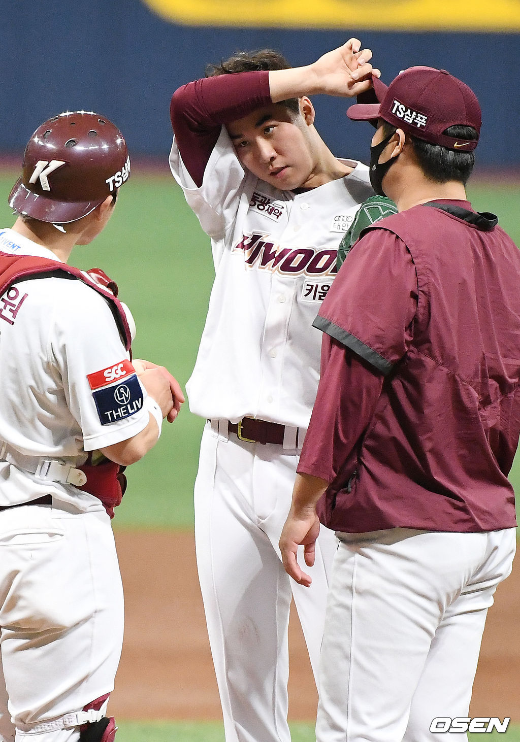 1회초 1사 주자 만루 두산 양석환에게 밀어내기 볼넷을 내준 키움 선발 장재영이 노병오 투수 코치와 얘기를 나누고 있다./rumi@osen.co.kr