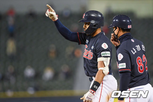 29일 오후 서울 잠실야구장에서 ‘2021 신한은행 SOL KBO리그’ LG 트윈스와 롯데 자이언츠의 경기가 열렸다.7회초 1사 2루 롯데 마차도가 1타점 적시타를 날리고 세리머니를 하고 있다. / soul1014@osen.co.kr