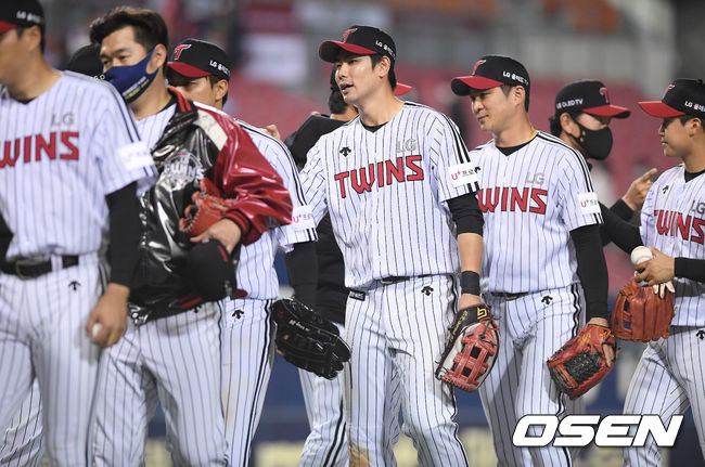 경기종료 후 LG 선수들이 승리의 기쁨을 나누고 있다.  / soul1014@osen.co.kr