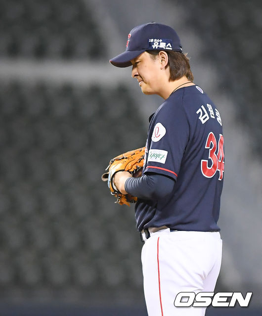 8회말 2사 1,2루 LG 김현수에게 역전 2타점 적시 2루타를 허용한 롯데 김원중 투수가 아쉬워하고 있다./ soul1014@osen.co.kr