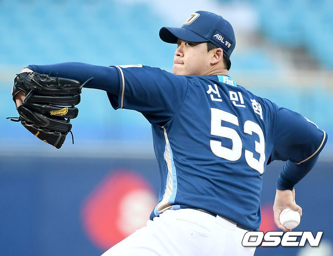 29일 오후 대구삼성라이온즈파크에서 ‘2021 신한은행 SOL KBO리그’ 삼성 라이온즈와 NC 다이노스의 경기가 열렸다.1회말 NC 선발 신민혁이 마운드에 올라 힘차게 공을 뿌리고 있다./ksl0919@osen.co.kr