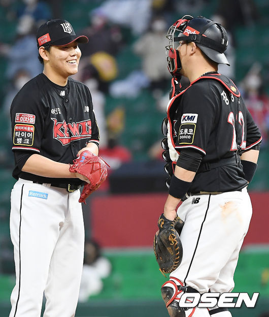 29일 오후 인천SSG 랜더스필드에서 ‘2021 신한은행 SOL KBO리그’ SSG 랜더스와 KT 위즈의 경기가 열렸다.3회말 2사 1,2루 KT 소형준이 장성우와 이야기를 나누고 있다./youngrae@osen.co.kr