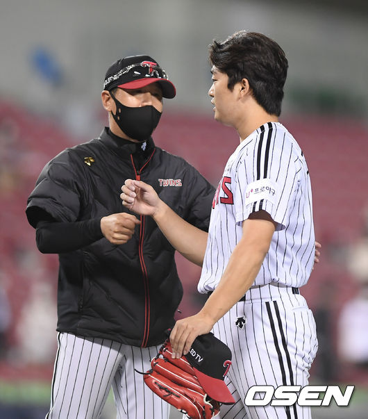 경기종료 후 승리를 지키며 세이브 거둔 LG 고우석이 류지현 감독과 하이파이브를 하고 있다.  / soul1014@osen.co.kr