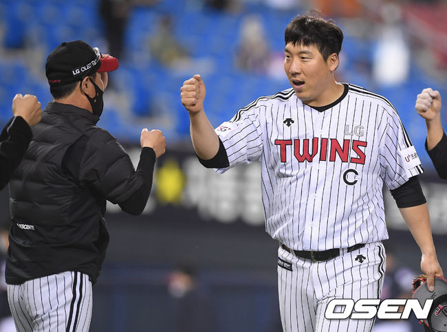 경기종료 후 결승타를 기록한 LG 김현수가 류지현 감독과 하이파이브를 하고 있다.  / soul1014@osen.co.kr