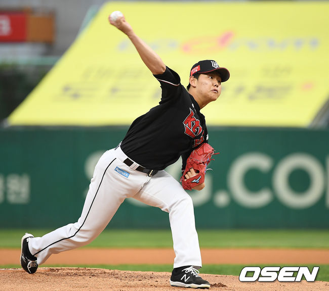 29일 오후 인천SSG 랜더스필드에서 ‘2021 신한은행 SOL KBO리그’ SSG 랜더스와 KT 위즈의 경기가 열렸다.1회말 KT 소형준이 역투하고 있다./youngrae@osen.co.kr